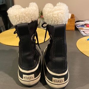 Women’s Sorel waterproof snow boots.